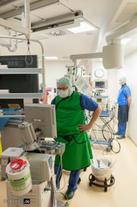 Überwachung des Patienten in Vollnarkose und Ultraschallkontrollen durch Anästhesist Oberarzt Dr. Zogas