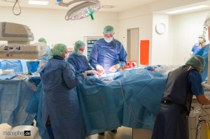 Freilegen der Leistenarterie durch das OP-Team der Gefäßchirurgie