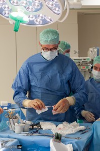 Verbindung der Aortenprothese mit dem Führungsdraht durch Chefarzt Dr. Beyer