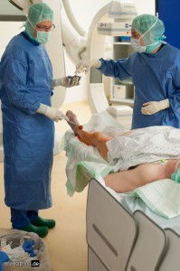 Desinfektion des betroffenen Beins durch Oberarzt Dr. Herwig und OP-Assistent